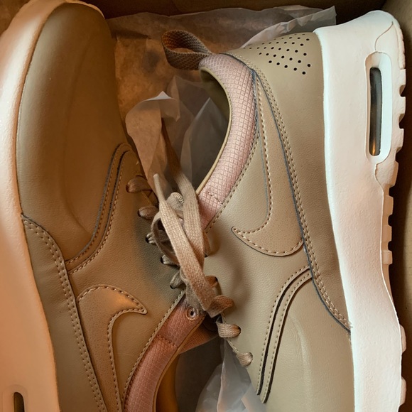 COPY - Brand new Nike shoes size 8, never worn - Picture 2 of 3